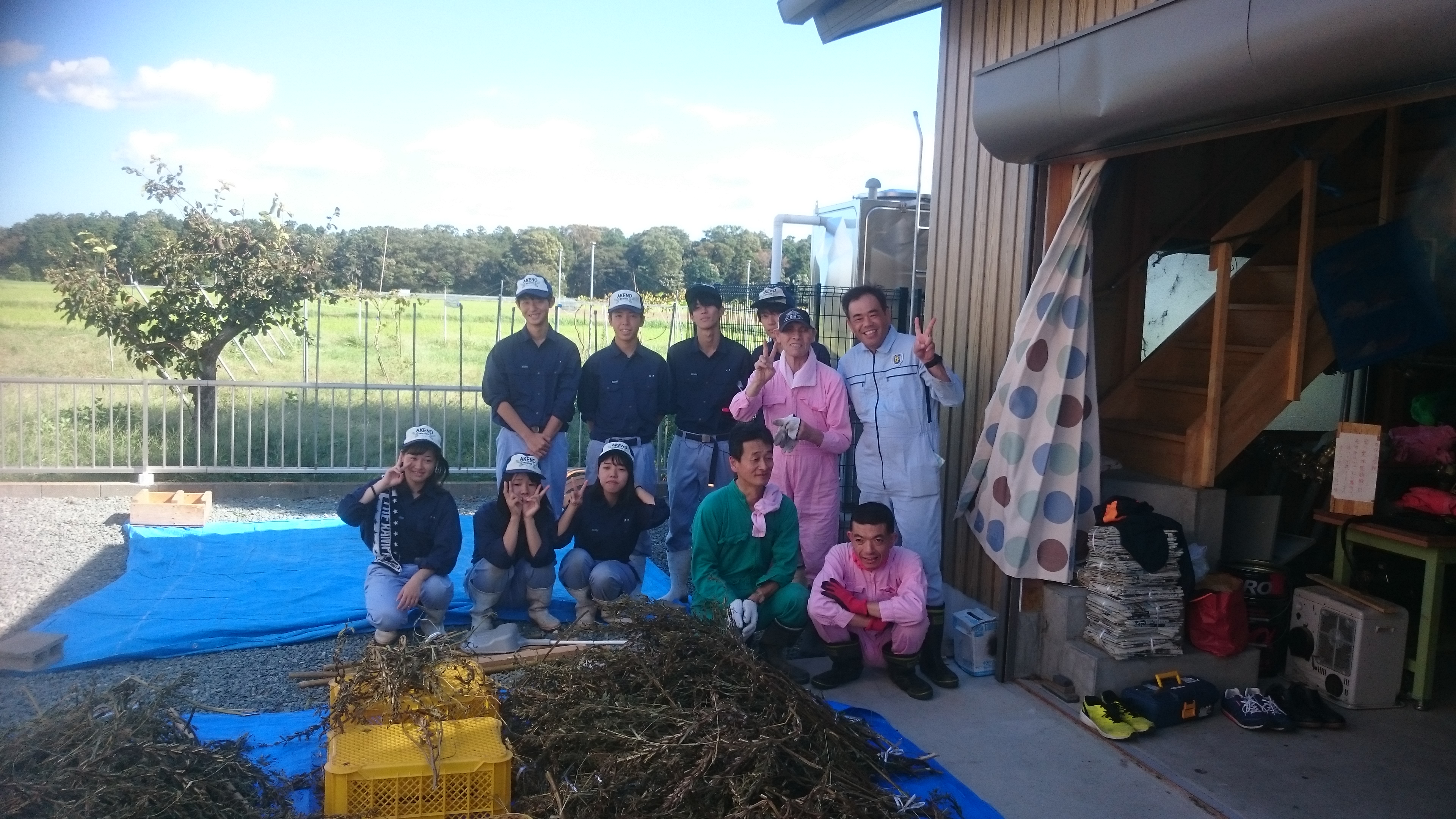 10月4日明野高校の学生さんと利用者さんと一緒にゴマの脱穀作業をしました